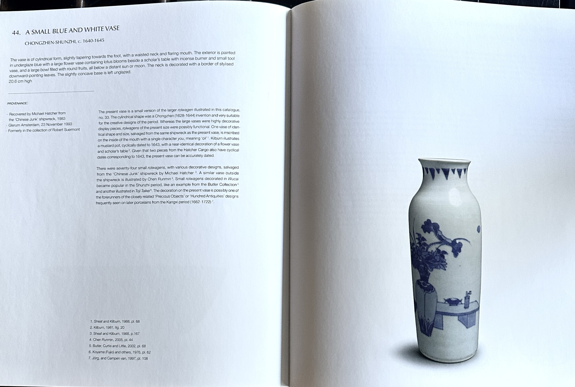 BF 81 A small blue and white rouleau vase<br><br>明崇禎至清順治 哈察船貨 青花清供小棒槌瓶