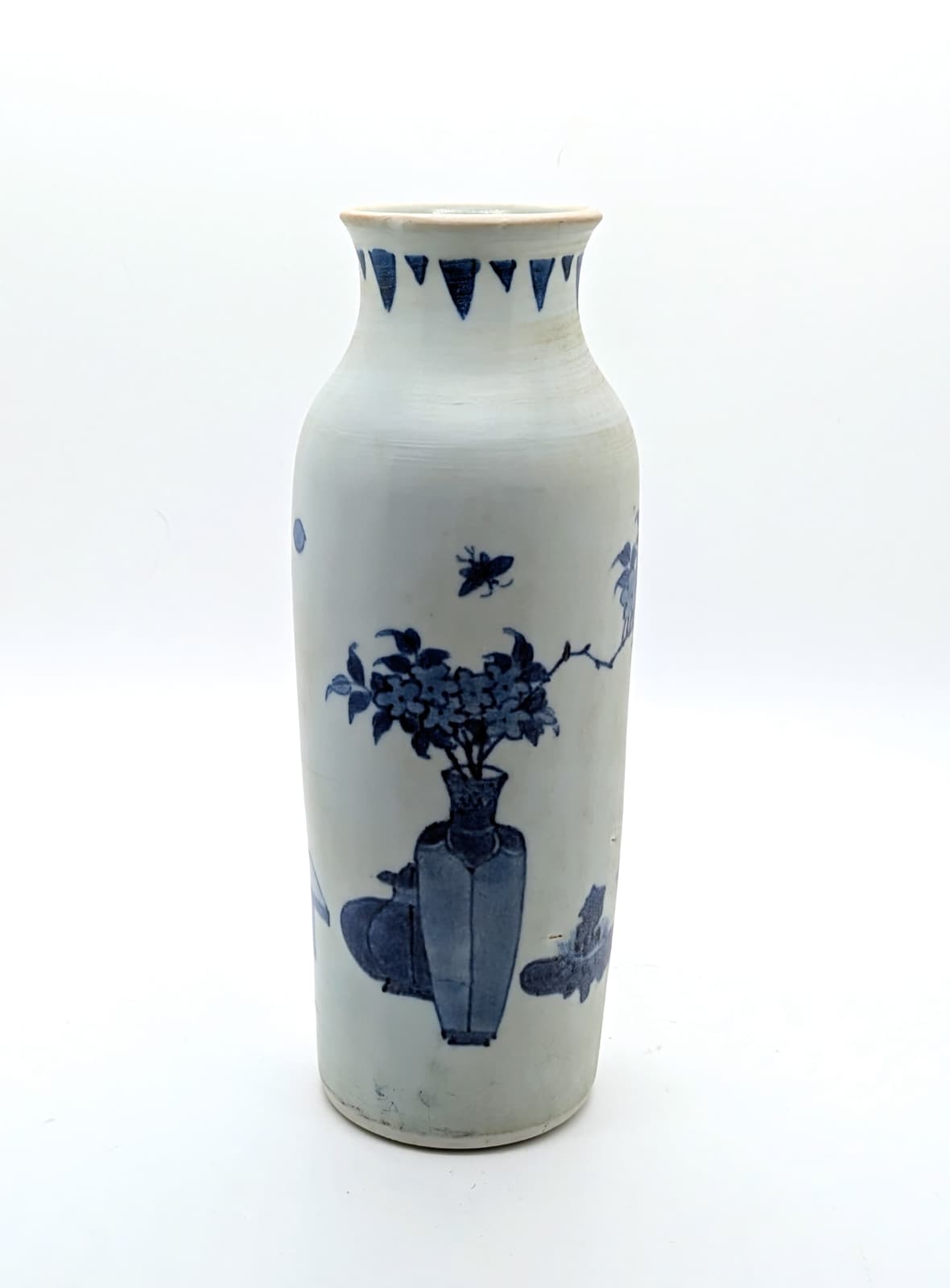 BF 81 A small blue and white rouleau vase<br><br>明崇禎至清順治 哈察船貨 青花清供小棒槌瓶