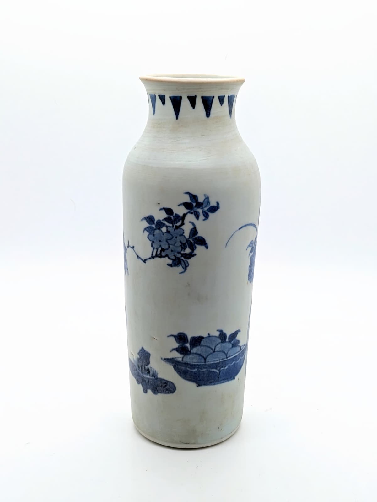 BF 81 A small blue and white rouleau vase<br><br>明崇禎至清順治 哈察船貨 青花清供小棒槌瓶