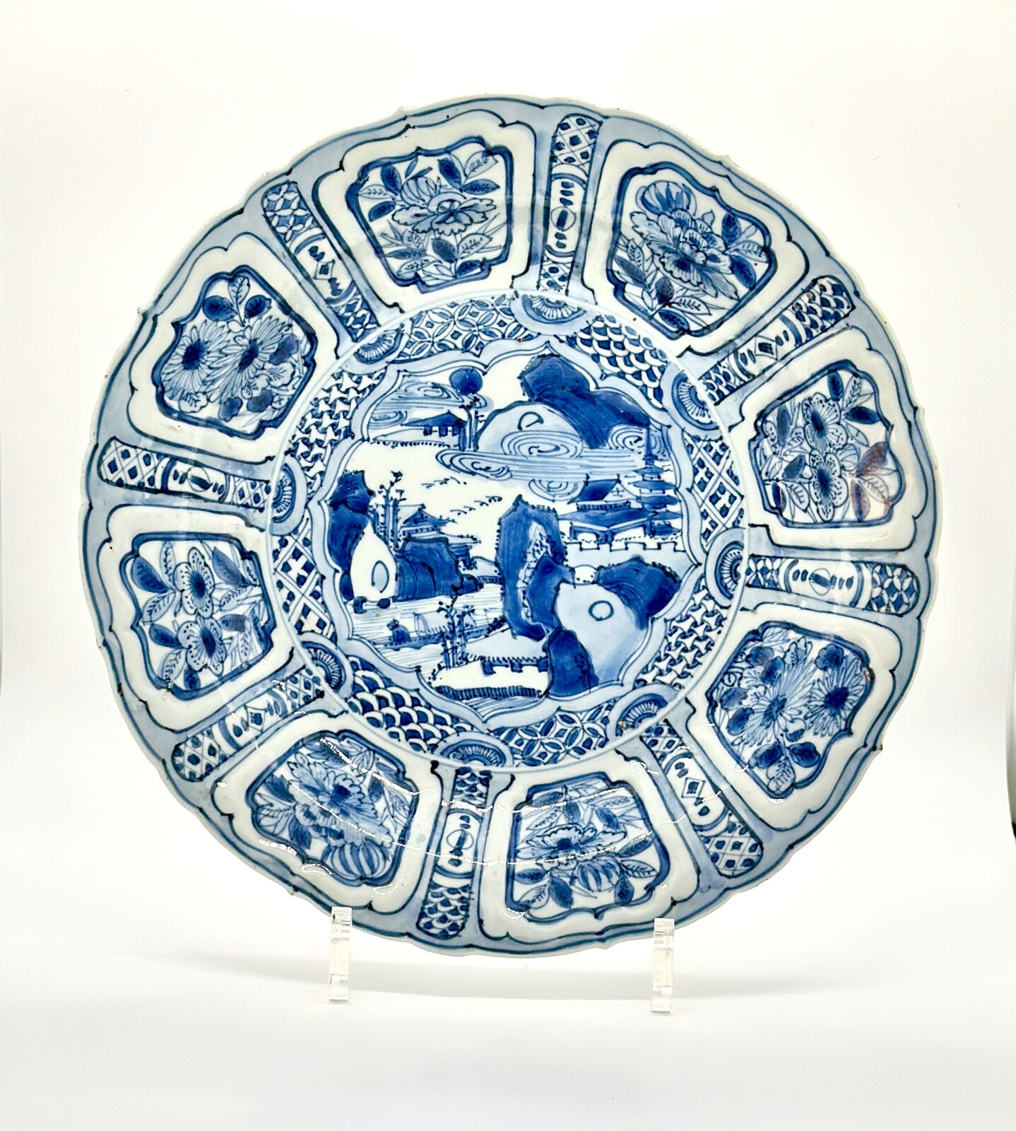 明時代 青花皿 唐物 花鸟 青花唐草文輪花皿 景徳鎮窯 | 公益財団法人 五島美術館