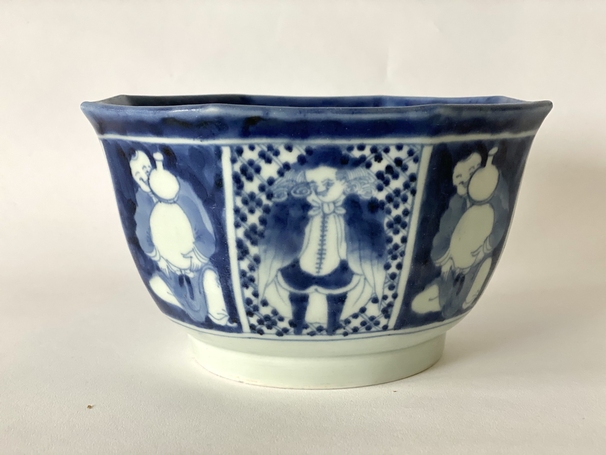 焼き物　青花 藍色と白の染付の器、青花