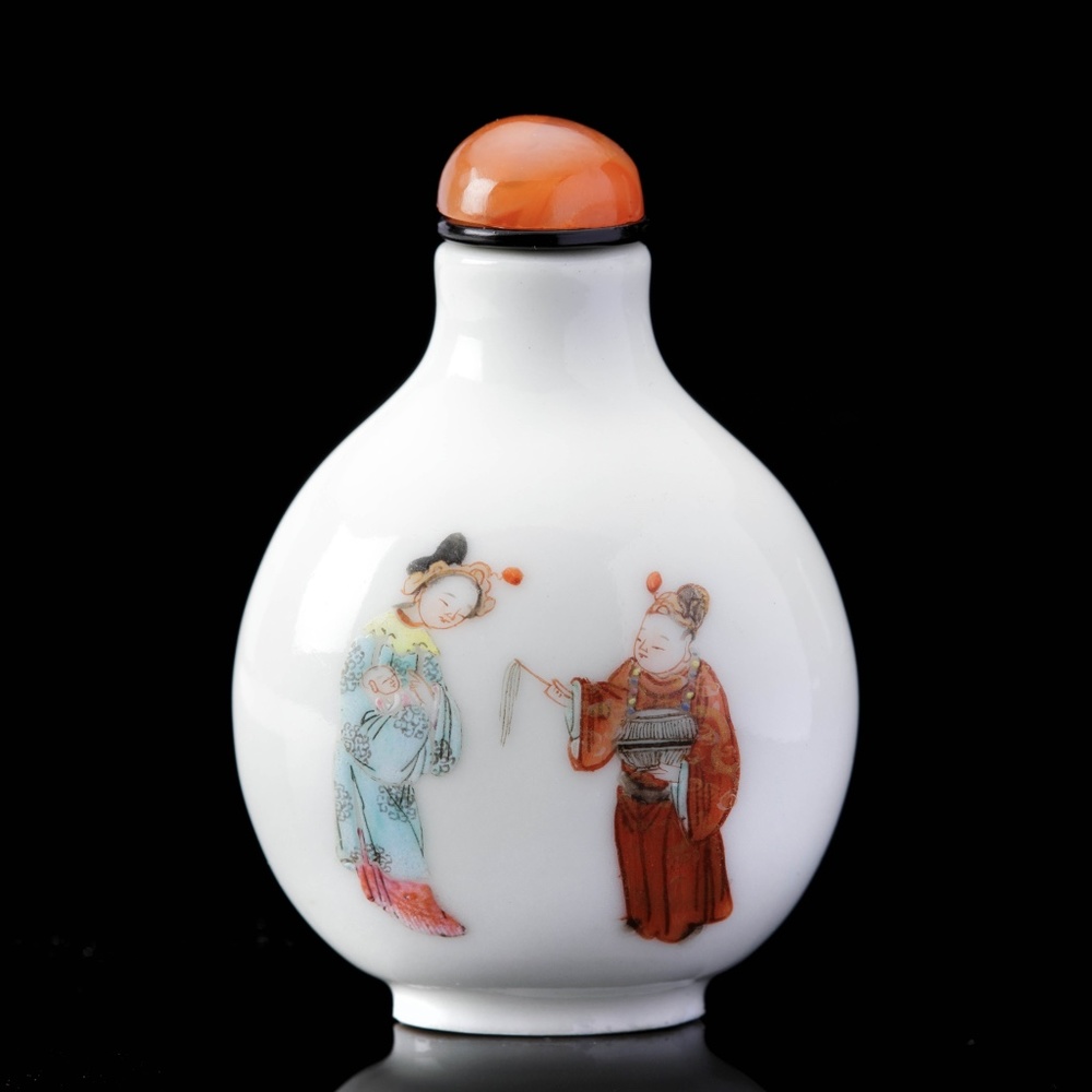 A famille-rose porcelain snuff bottle