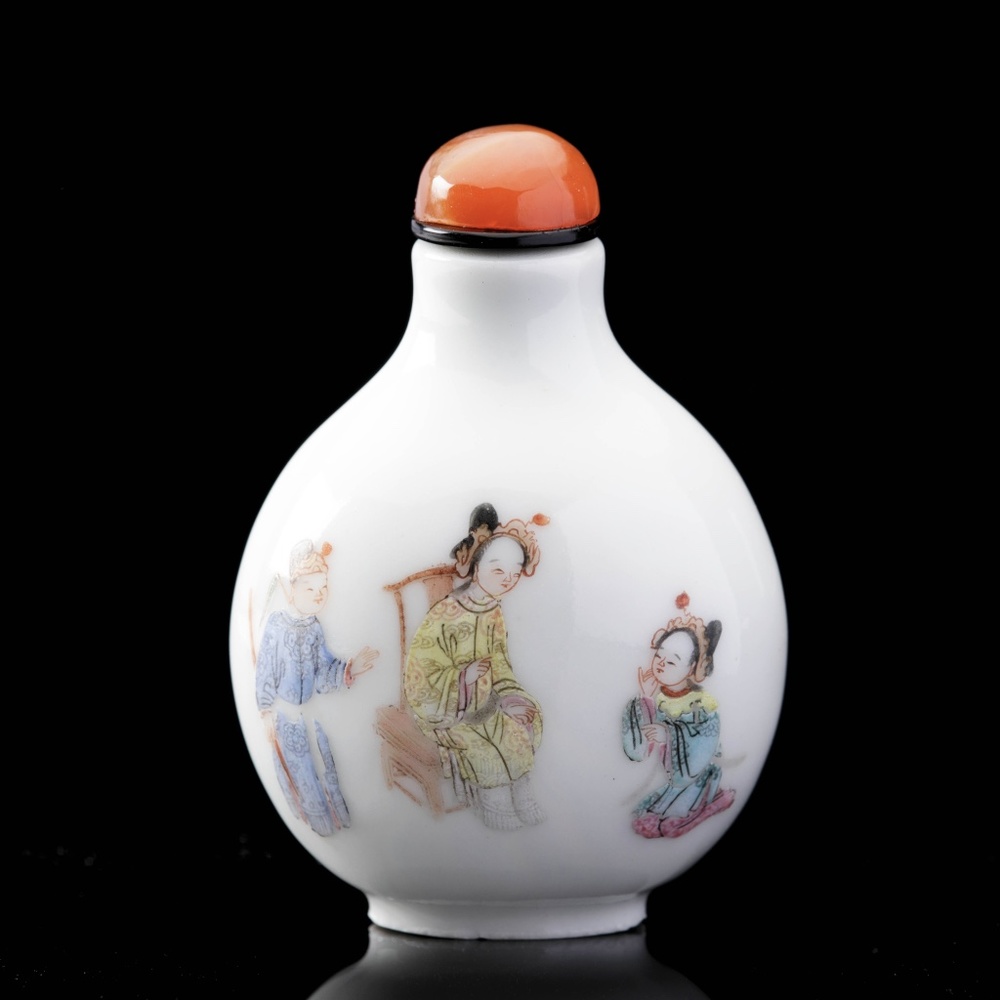 A famille-rose porcelain snuff bottle