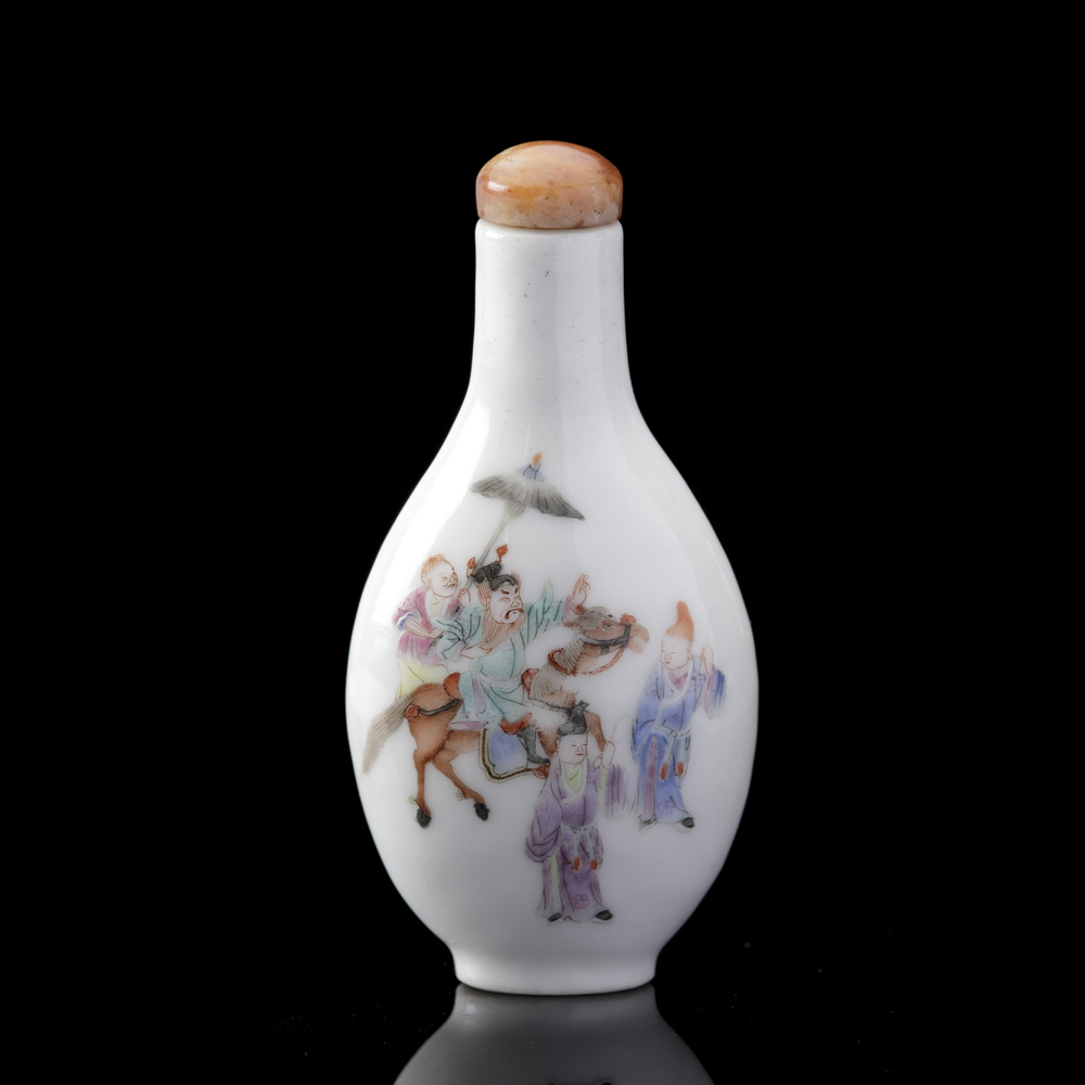 A famille-rose porcelain snuff bottle