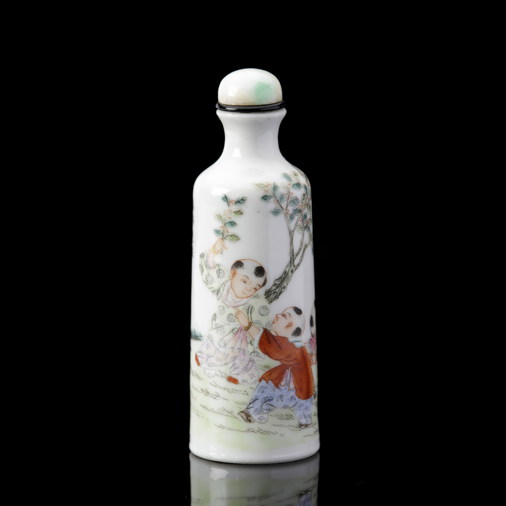 A famille-rose porcelain snuff bottle