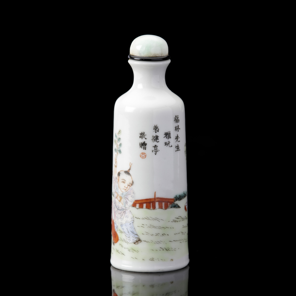 A famille-rose porcelain snuff bottle