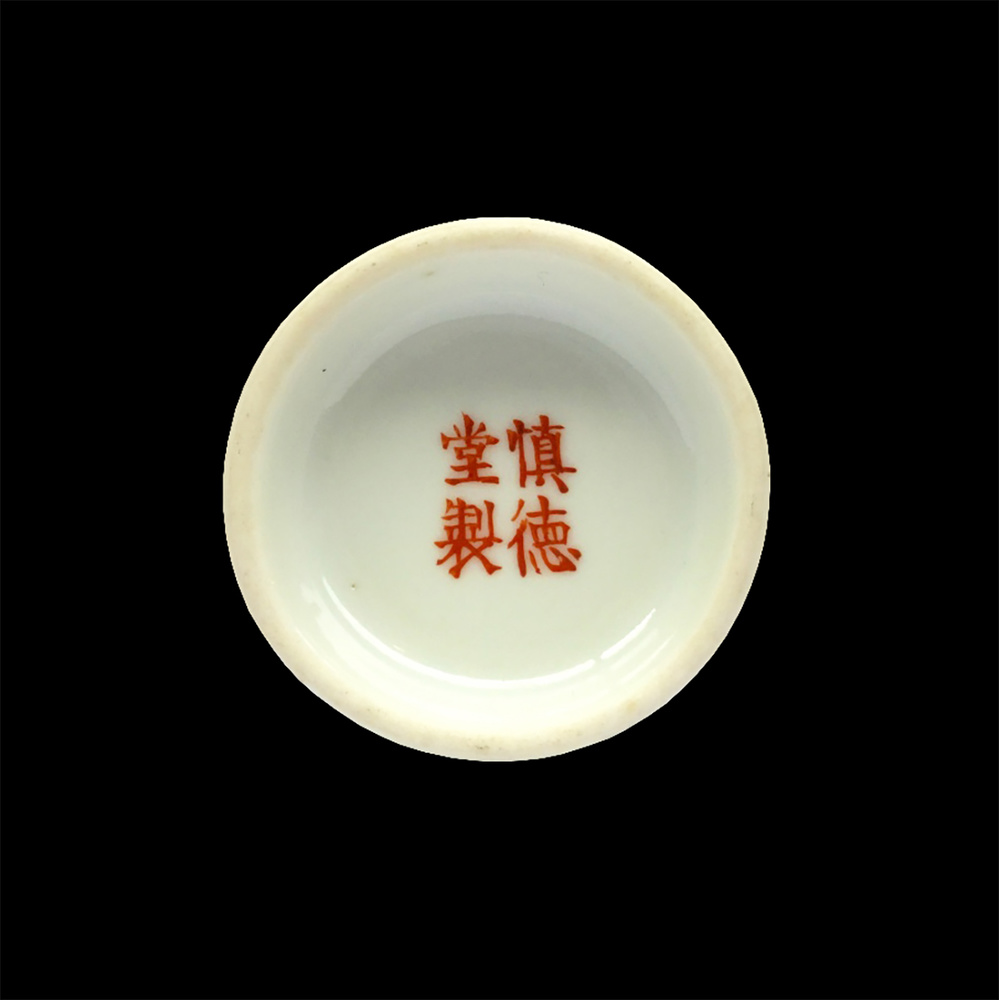 A famille-rose porcelain snuff bottle