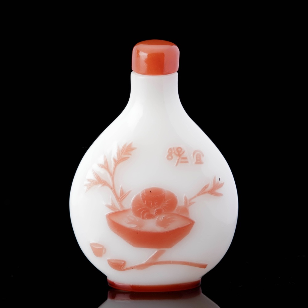 A red overlay white glass snuff bottle