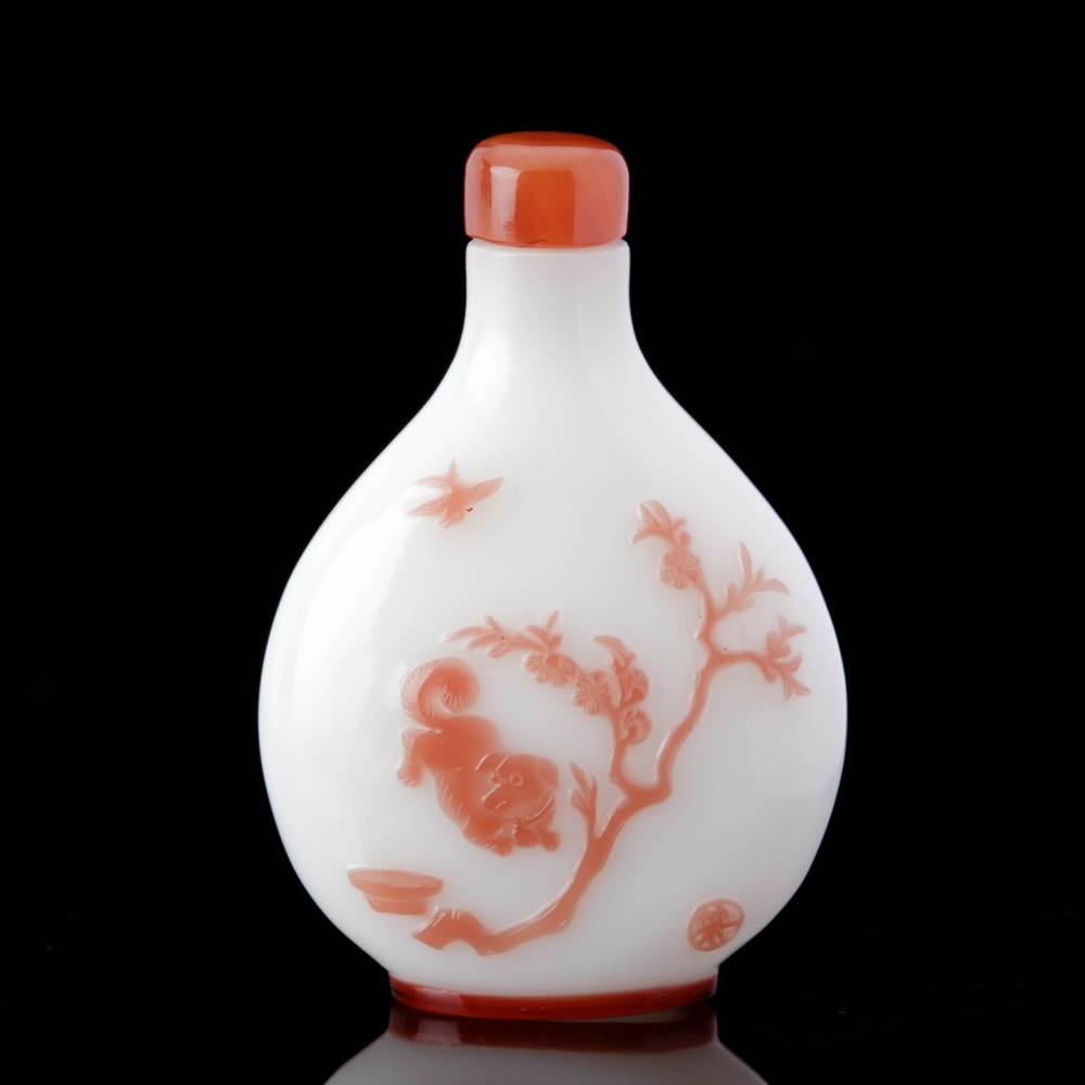 A red overlay white glass snuff bottle