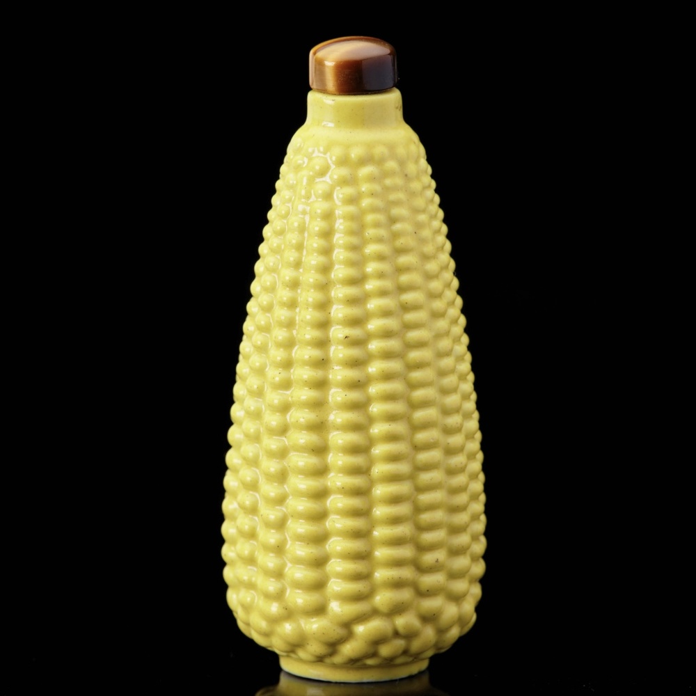 A yellow-glazed porcelain snuff bottle