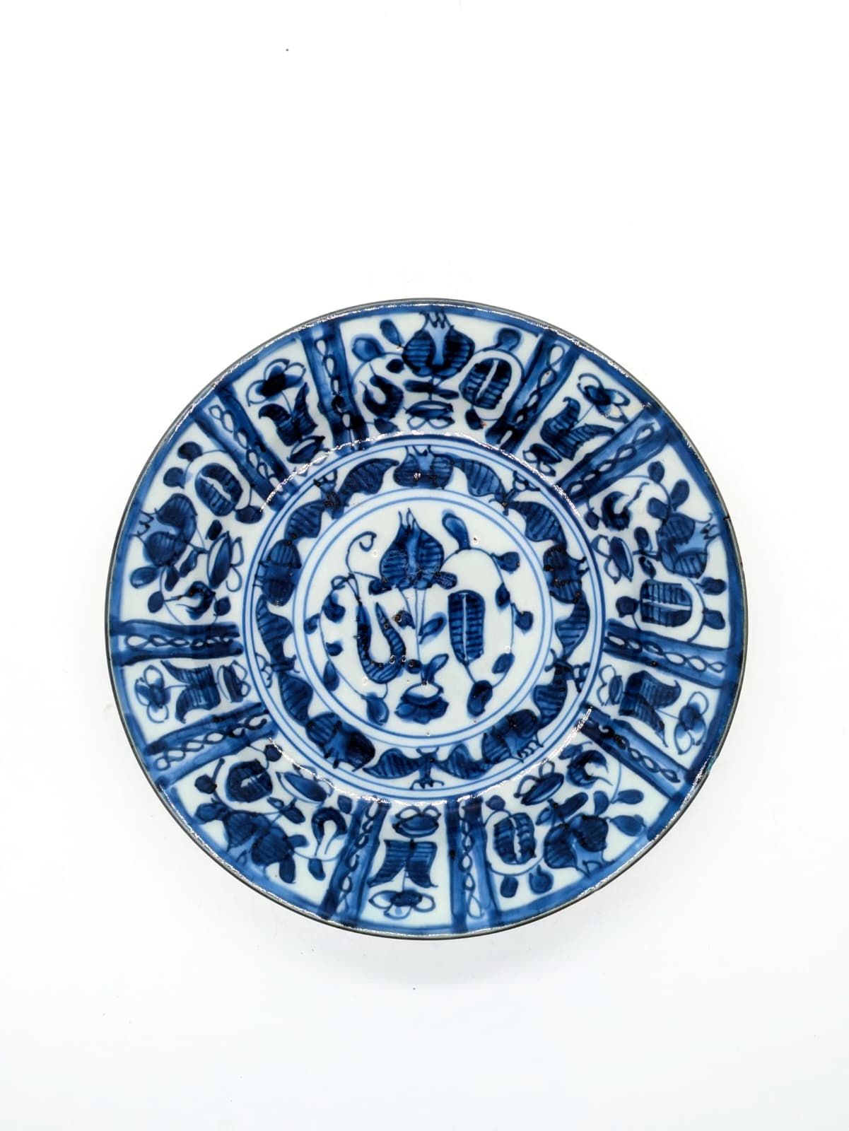 BF 77 An unusual blue and white 'Kraak' style dish<br><br>清康熙 青花鬱金香五蝠紋小盤
