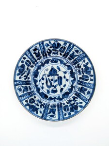 BF 77 An unusual blue and white 'Kraak' style dish<br><br>清康熙 青花鬱金香五蝠紋小盤