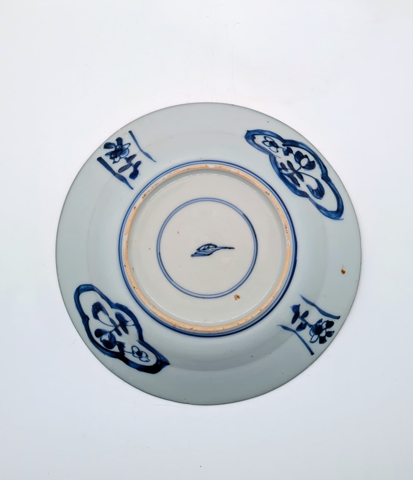 BF 77 An unusual blue and white 'Kraak' style dish<br><br>清康熙 青花鬱金香五蝠紋小盤