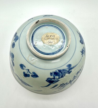 BF 84 A blue and white carved and incised bowl<br><br>明崇禎