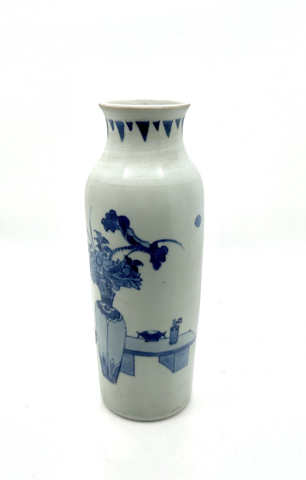 BF21 A small blue and white rouleau vase