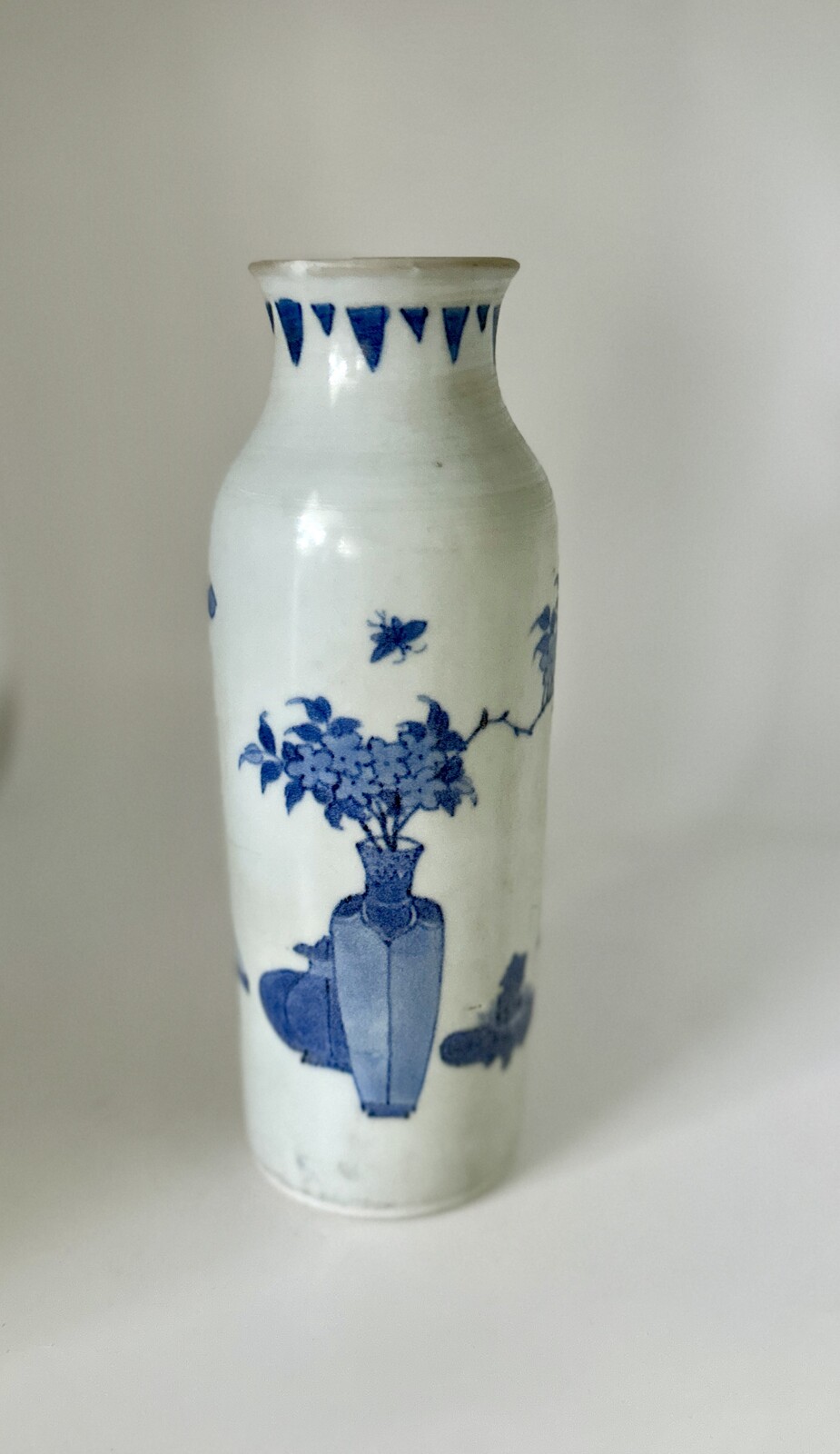 BF21 A small blue and white rouleau vase