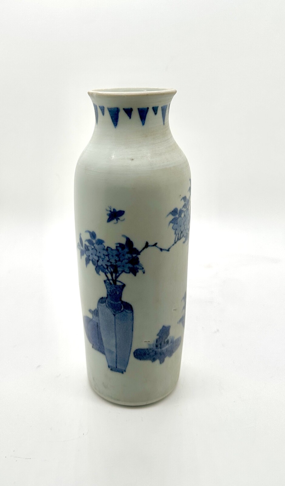 BF21 A small blue and white rouleau vase