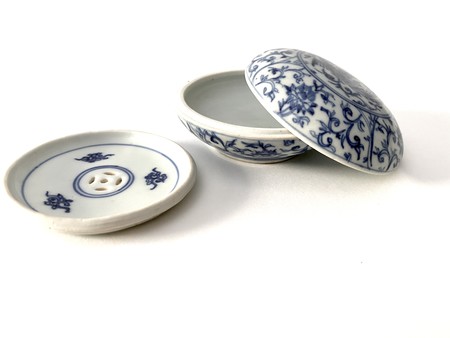中国 青花底款 唐 青花菊紋盖盒・染付菊文香合 径9cm 清 EY11-8 中国 青花底款 唐 青花菊紋盖盒・染付菊文香合 径9cm 清 EY11-8