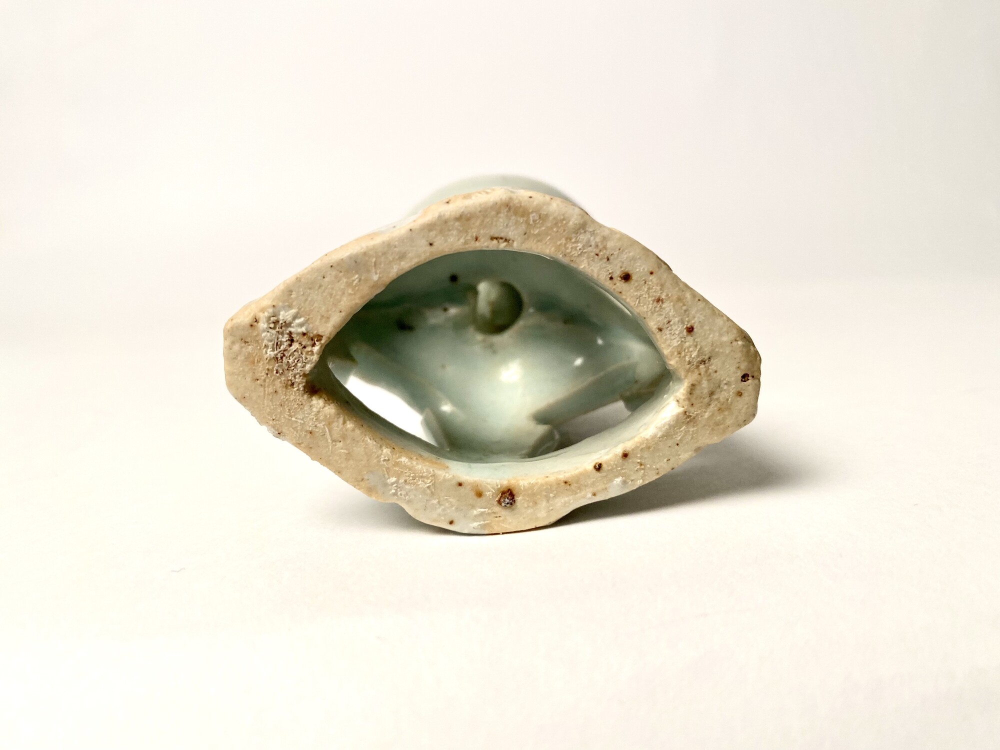 EF 33 A small Qingbai censer<br><br>元小型青白釉陶瓷香爐