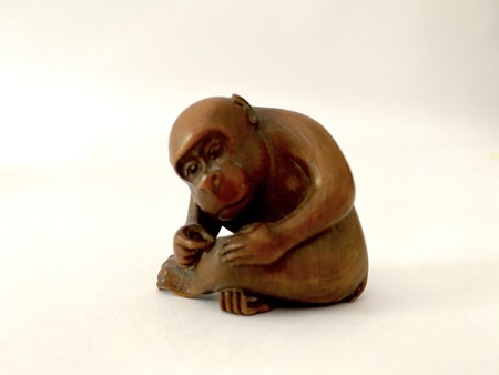 JW 08 A boxwood Netsuke of a Monkey<br><br>十九世紀猴形黃楊