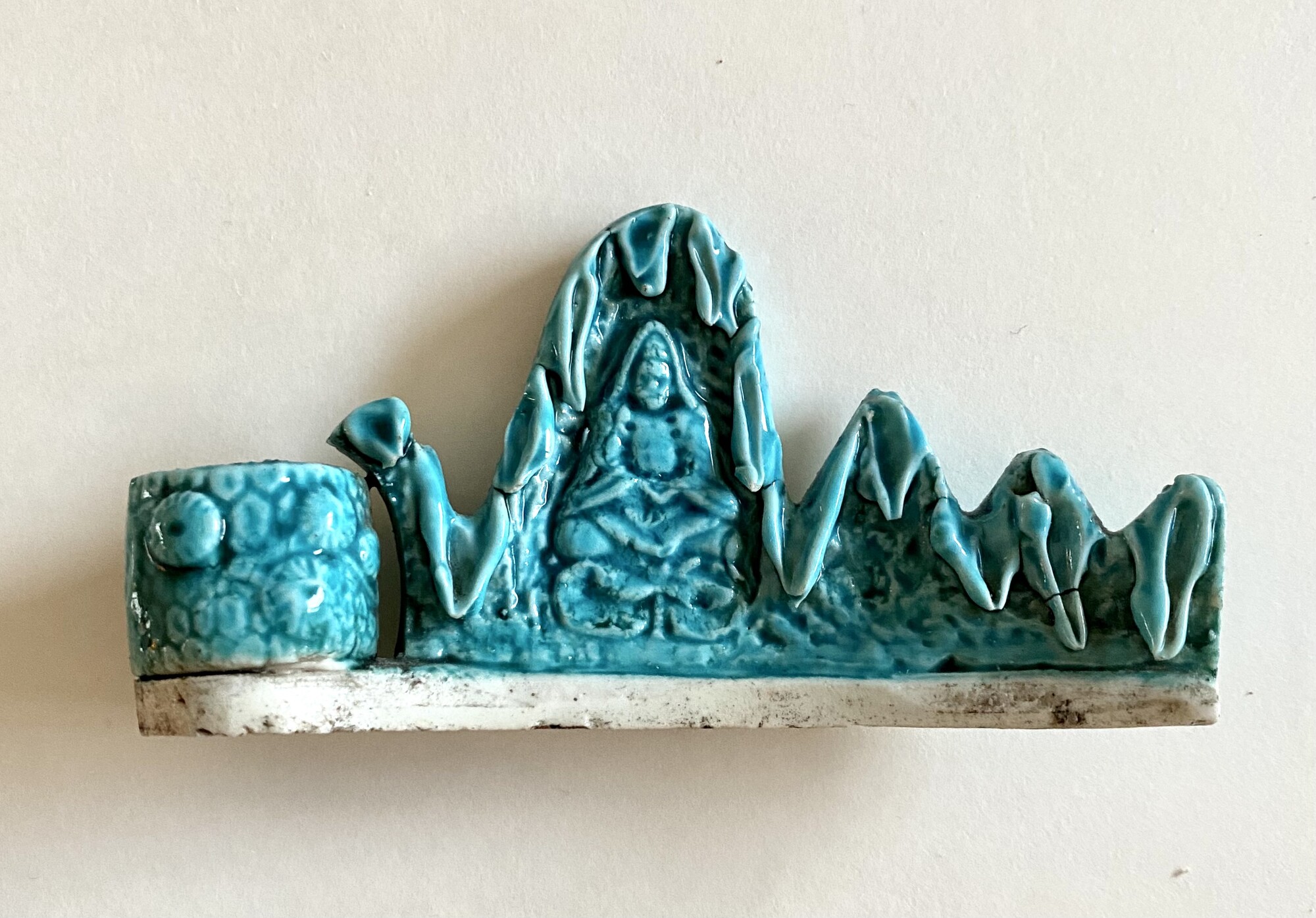 MF 23 An unusual biscuit brushrest<br><br>清康熙山形筆架- 文人雅器