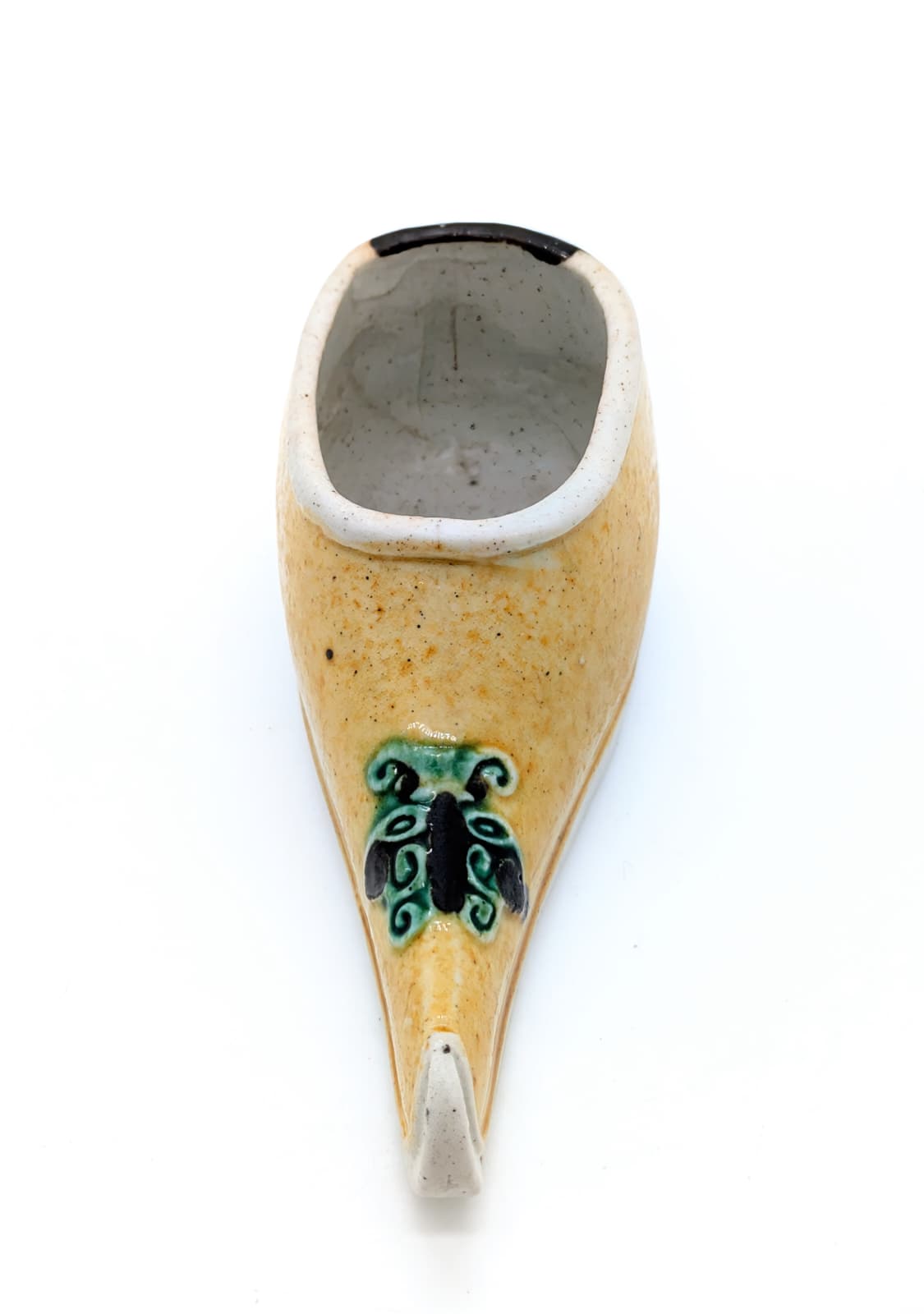 PF 52 A famille verte biscuit model of a lady’s shoe<br><br>清康熙 素三彩繡花鞋型筆洗