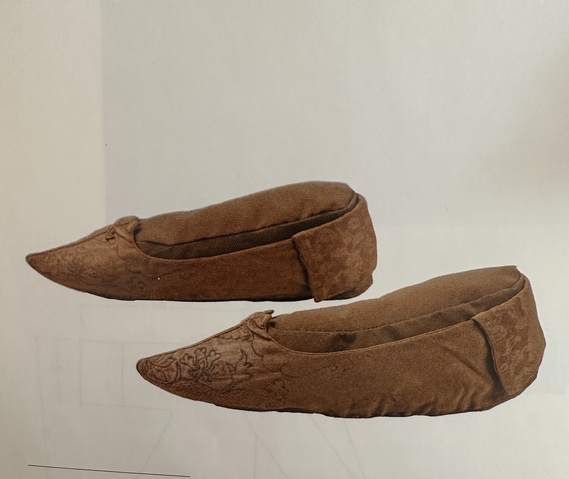 PF 52 A famille verte biscuit model of a lady’s shoe<br><br>清康熙 素三彩繡花鞋型筆洗