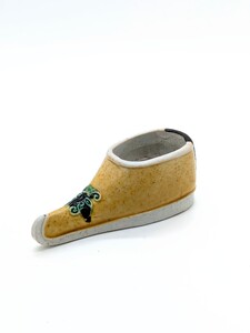 PF 52 A famille verte biscuit model of a lady’s shoe<br><br>清康熙 素三彩繡花鞋型筆洗