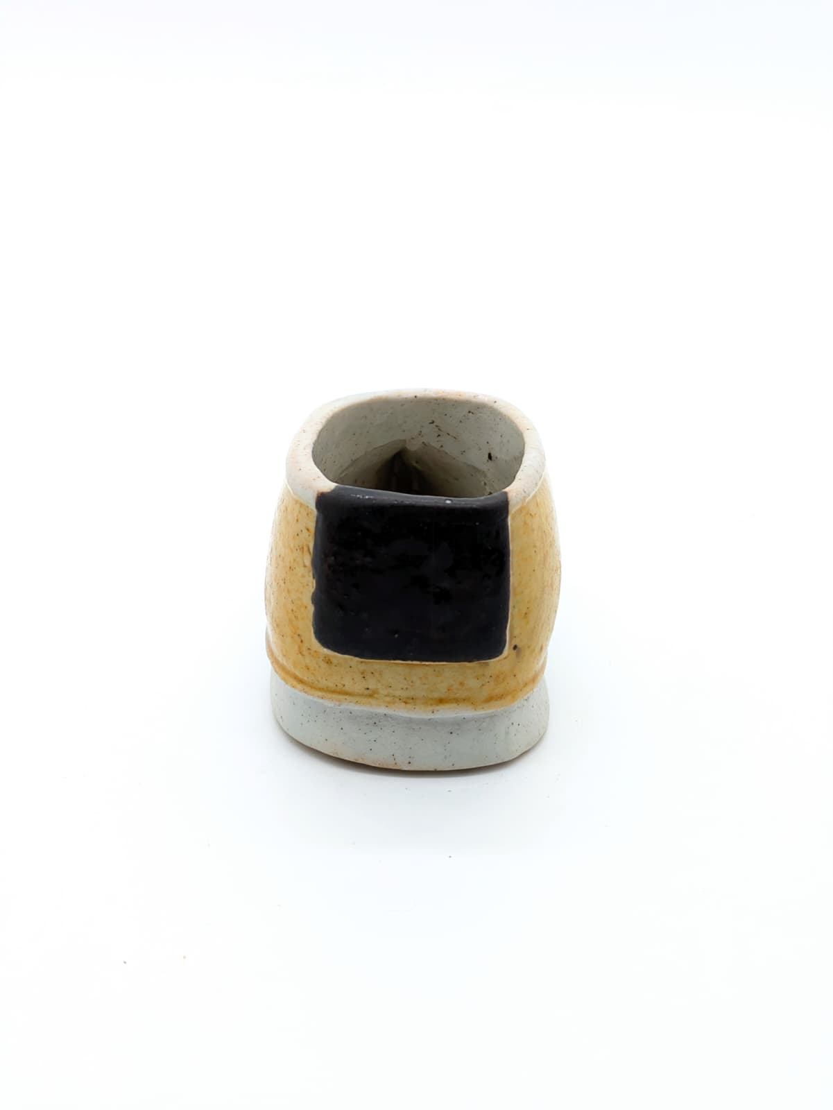 PF 52 A famille verte biscuit model of a lady’s shoe<br><br>清康熙 素三彩繡花鞋型筆洗