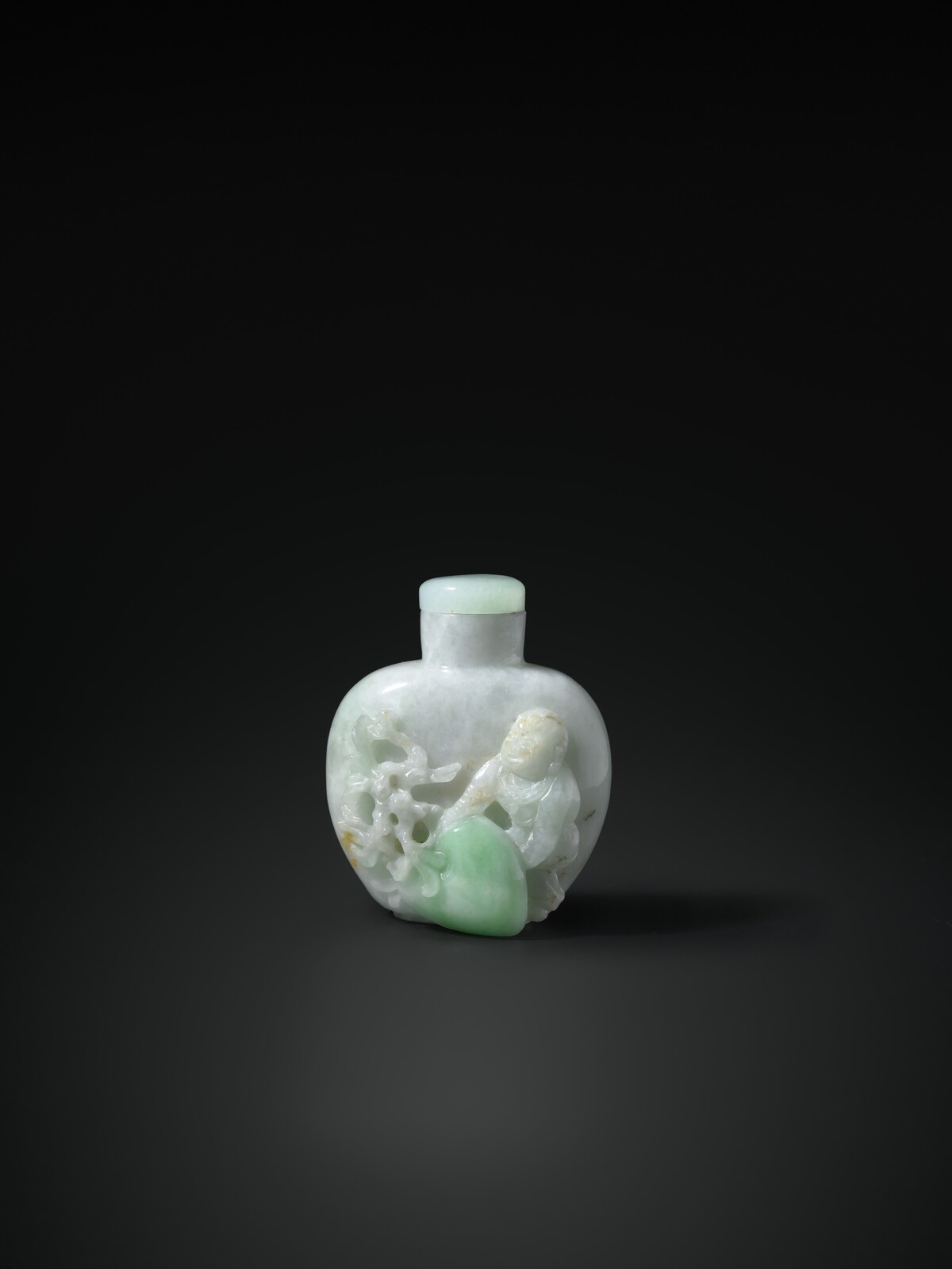 S 28 A Jadeite Snuff Bottle<br><br>十九至二十世紀 翠玉鼻煙壺