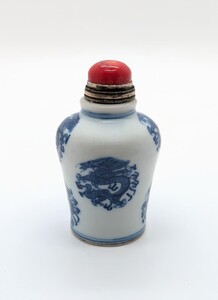S 48 A blue and white snuff bottle
