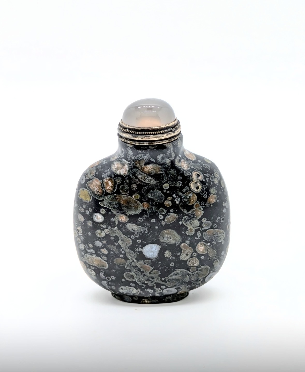 S 99 A fossiliferous limestone snuff bottle<br><br>十九世紀中 石化石灰石鼻煙壺