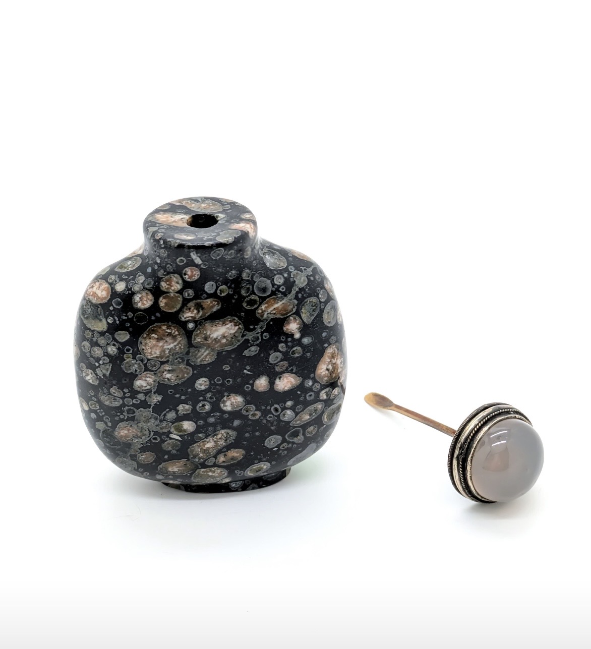 S 99 A fossiliferous limestone snuff bottle<br><br>十九世紀中 石化石灰石鼻煙壺