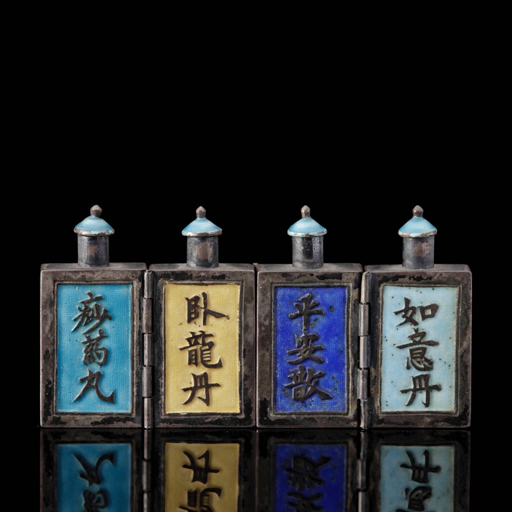 S68 A hinged silver quadruple medicine bottle<br><br>十九/二十世紀