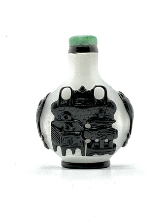 S82 A black overlay snuff bottle<br><br>十八/十九世紀涅白地套黑料