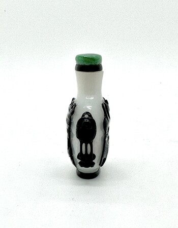 鼻煙壺 A SET OF THREE MOTHER-OF-PEARL-INLAID BLACK LACQUER 'FLORAL' SNUFF