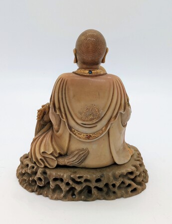 WF 105 A soapstone carving of a Luohan<br><br>十八/十九世紀