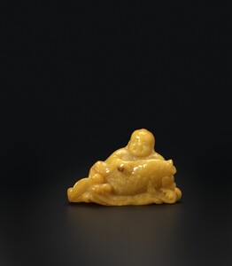 WF 112 An Amber Figure of a Recumbent Boy And Carp<br><br>十八/十九世紀 蜜蠟雕童子戲鯉
