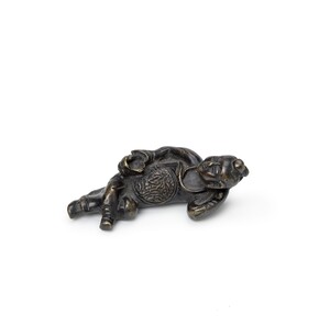 WF 114 A Gilt-bronze Brush Rest<br><br>十七至十八世紀 銅鎏金臥童筆架