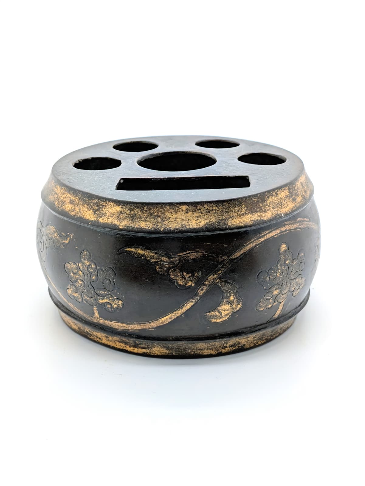 WF 25 A rare gilt bronze brush- and ink stick holder<br><br>明早期 珍罕銅鎏金鼓式筆墨插