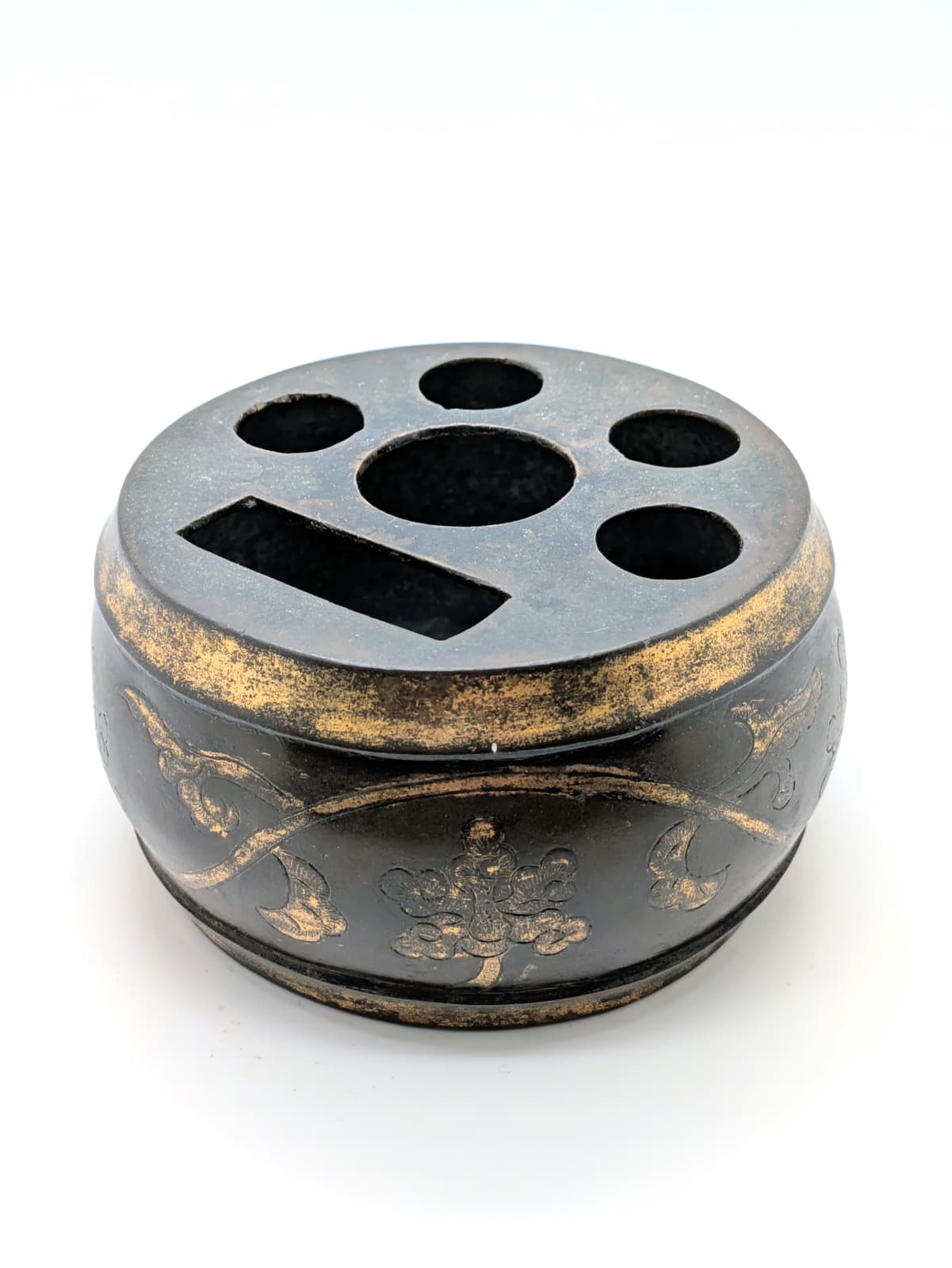 WF 25 A rare gilt bronze brush- and ink stick holder<br><br>明早期 珍罕銅鎏金鼓式筆墨插