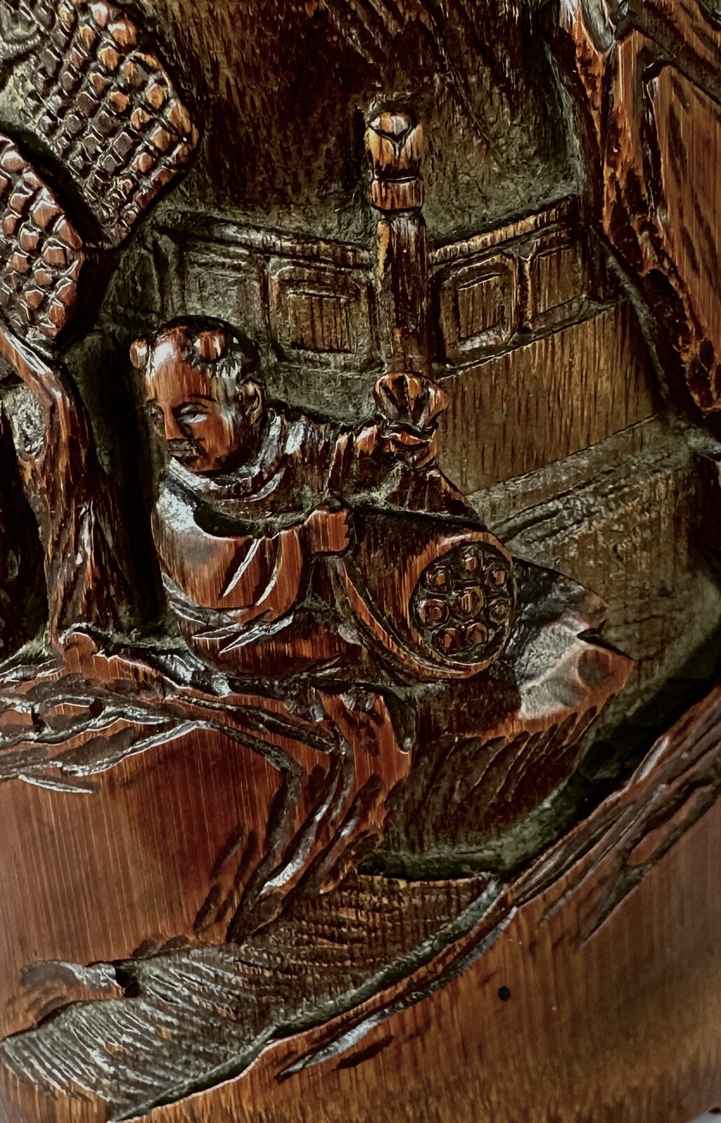 WF 74 A finely carved bamboo brush pot<br><br>十八世紀竹雕筆筒