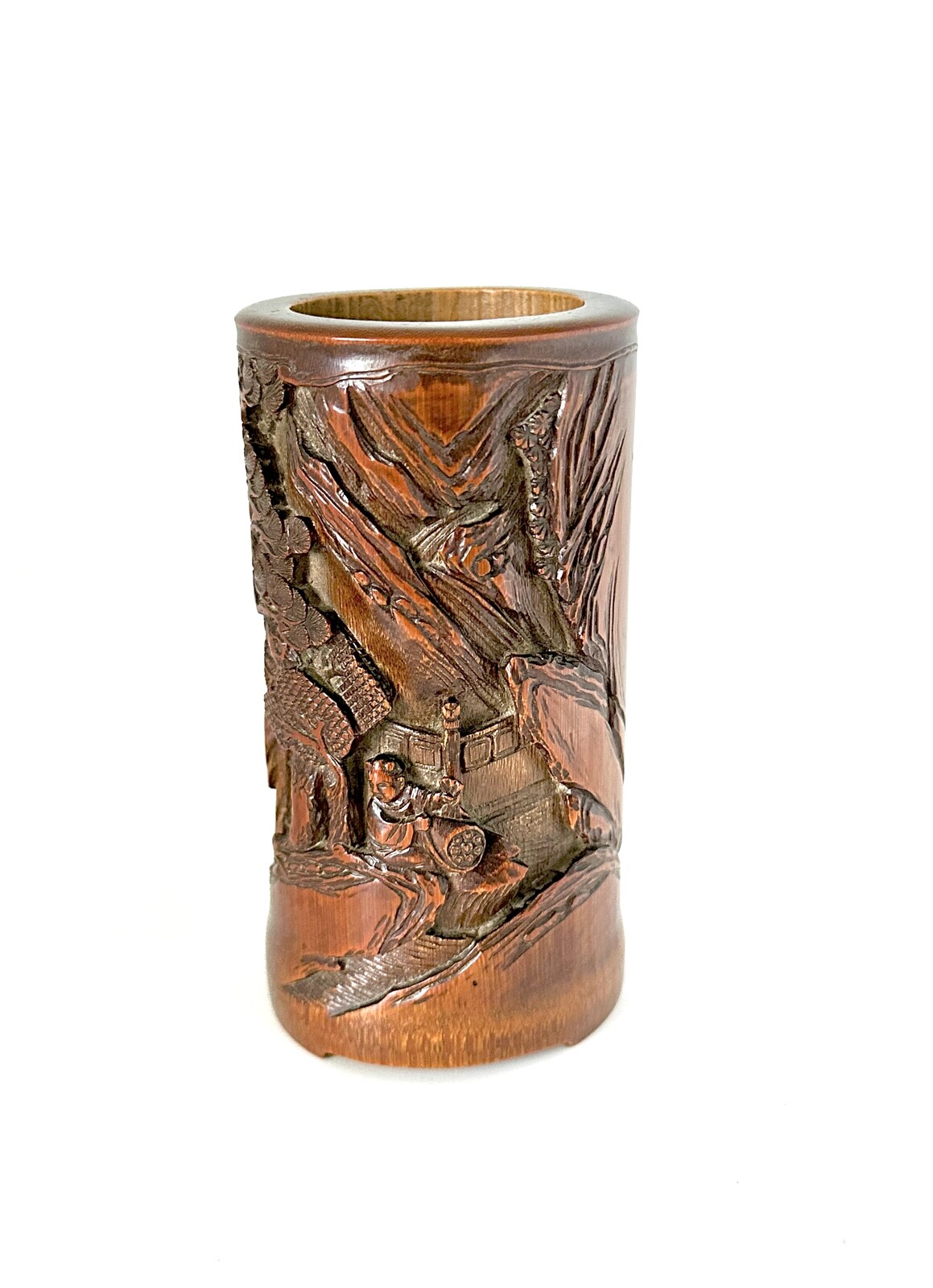 WF 74 A finely carved bamboo brush pot<br><br>十八世紀竹雕筆筒 