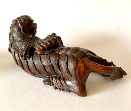 WF 97 A bamboo 'Lion and Cub' carving<br><br>十八世紀竹雕太
