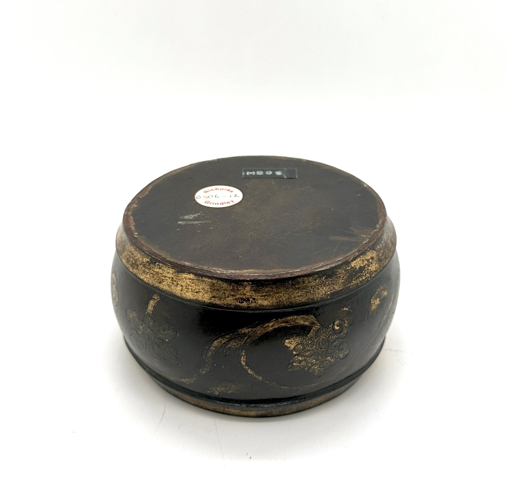 WF25 A rare gilt bronze brush- and ink stick holder