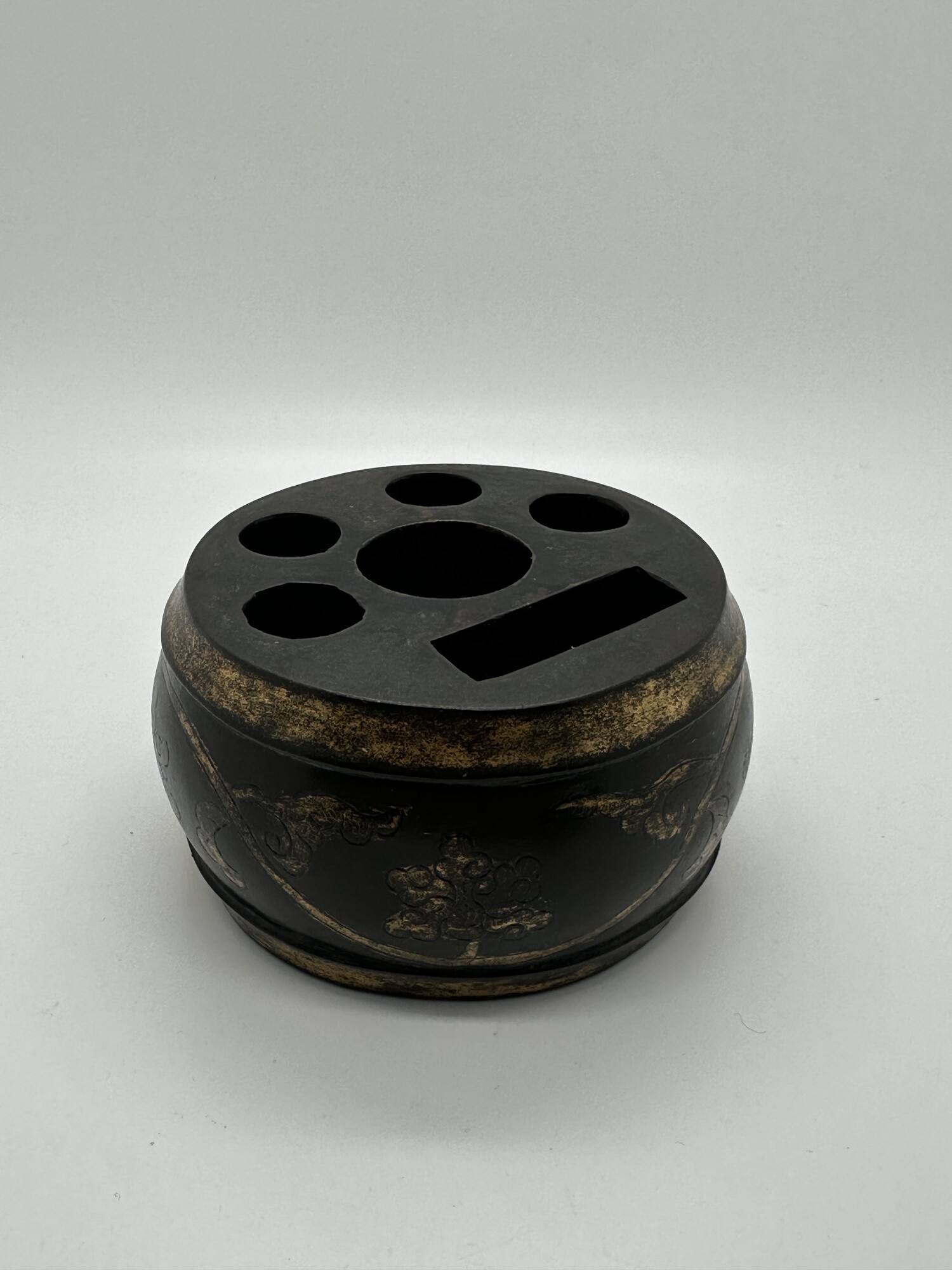 WF25 A rare gilt bronze brush- and ink stick holder